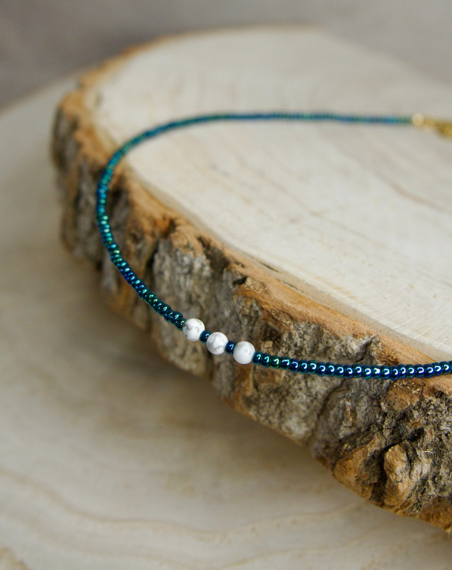 collier avec 3 pierre naturelles au centre du collier, entouré de perles rocailles